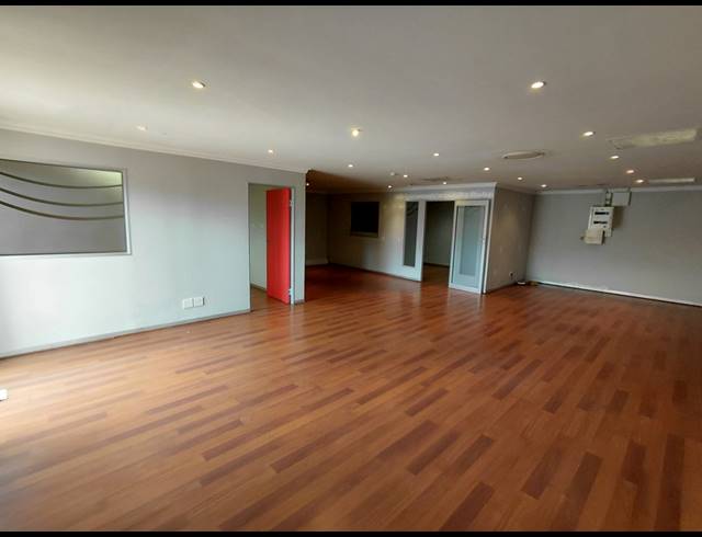 102M² OFFICE TO LET IN FOURWAYS
